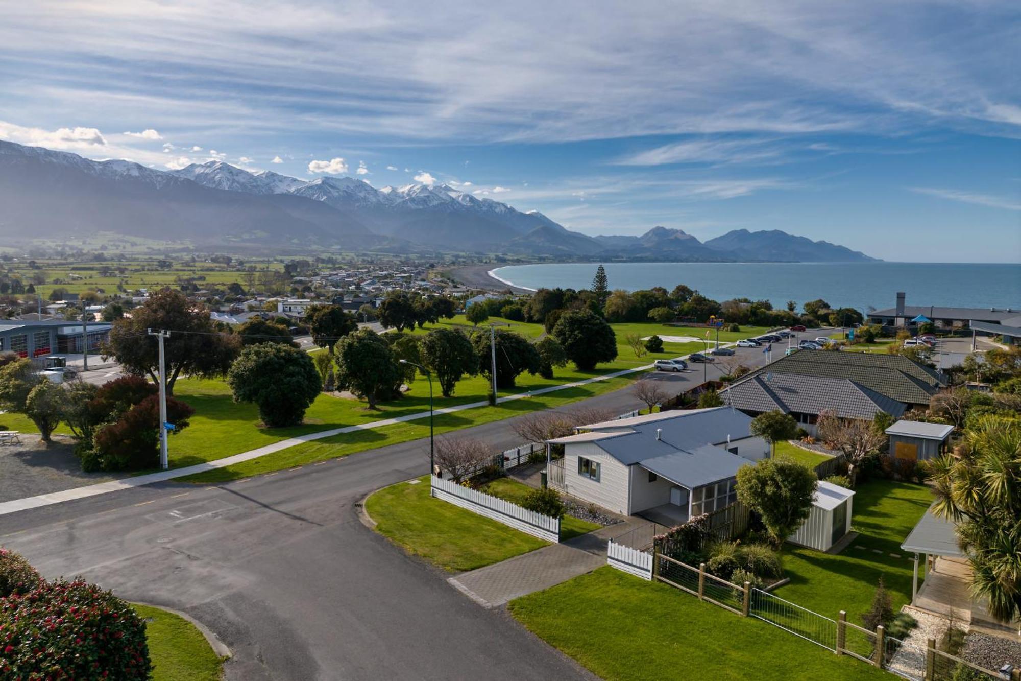 Location With Ocean And Mountain Views Holiday home Kaikoura